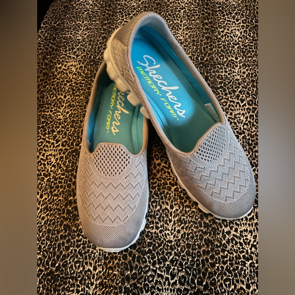 Sketchers Size 7 Taupe Color